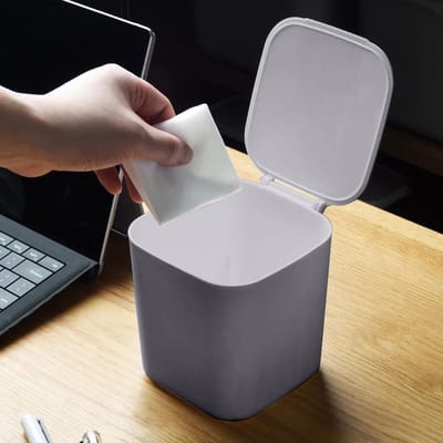 Mini prullenbakje voor op het bureau, te gebruiken als prullenbak, papierbakje, bureauprullenbak of kaptafelprullenbak. Klein en schattig, gemaakt van grijs plastic.