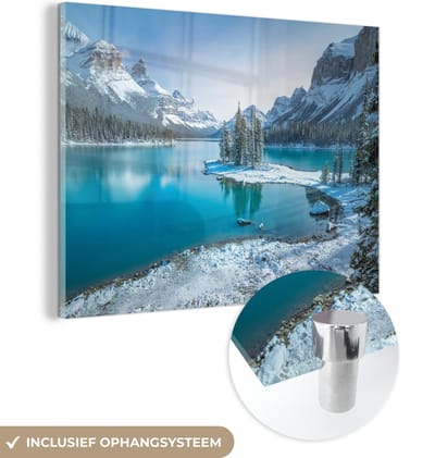 MuchoWow® Glasschilderij 160x120 cm - Schilderij acrylglas - Landschap - Sneeuw - Winter - Water - Berg - Foto op glas - Schilderijen