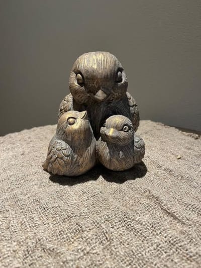 Gouden stenen vogeltjes aan elkaar- beeld- woondecoratie- sfeervol- voorjaar- buiten beeld- tuinbeeld- binnen decoratie