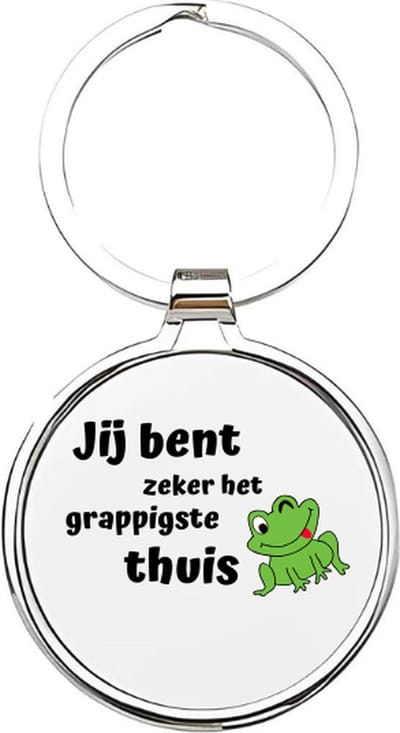 Akyol - jij bent zeker de grappigste thuis Sleutelhanger - Kikker - de grappigste persoon die je kent - jij bent zeker de leukste thuis - humor - grappig - de leukste thuis zijn - slechte humor - humoristisch - 4 x 7,5 CM