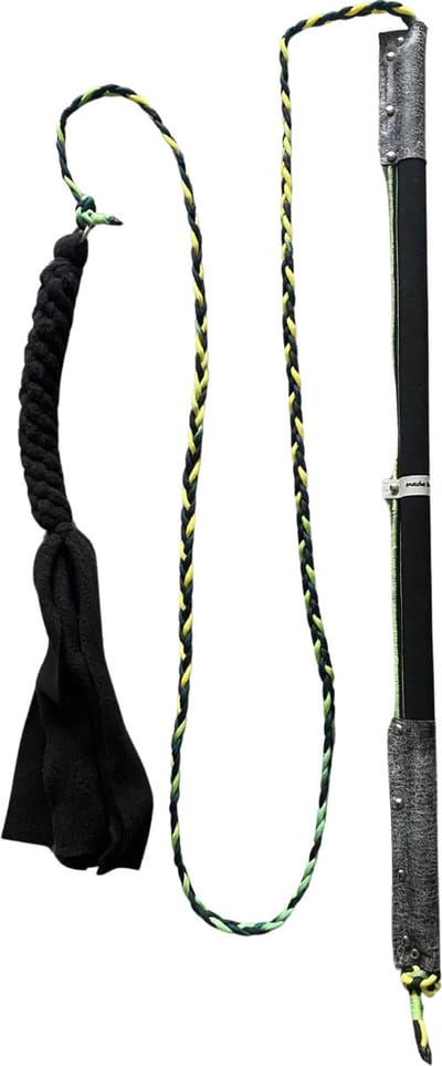 Hondenspeelgoed Flirt Pole maat 2 in de kleuren zwart, geel en felgroen. Hondenhengel - hondentraining - trekspel - speeltrektouw - speelhengel - focus training - focus speelgoed - hondenspeeltouw - dog toy - dog training - ShukoGear by MadeByShuko