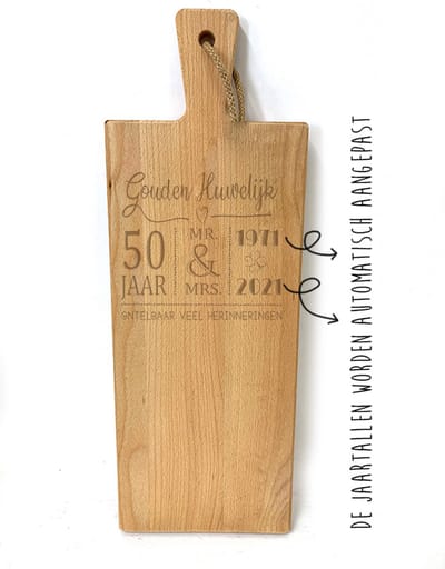 Grote borrelplank / snijplank met tekst gravure GOUDEN HUWELIJK. Cadeau-50 jarige bruiloft-50 jarige trouwdag. Het formaat is 20x56cm