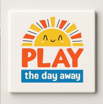 Play the Day Away Tegel – Schattige Zon Illustratie – 15x15 cm Keramische Wanddecoratie – Vrolijk Cadeau voor Kinderkamers & Speelkamer Decor