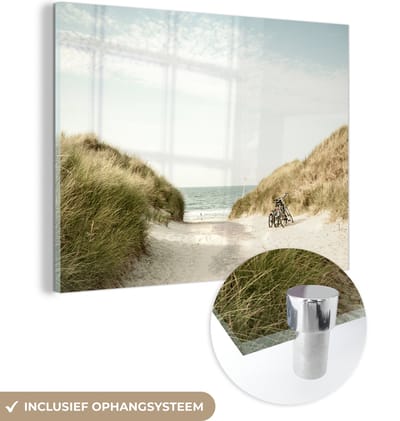MuchoWow® Glasschilderij 160x120 cm - Schilderij acrylglas - Strand - Fiets - Wolken - Foto op glas - Muurdecoratie woonkamer - Wanddecoratie slaapkamer - Schilderijen