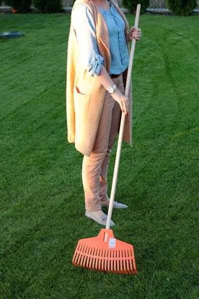Bladbezem - Bladbreker waaierbezem - Bladeren harken - Kunststof met 21 tanden - 42 cm breed - Oranje