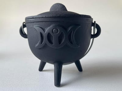 Gietijzeren Ketel - Heksenketel Wierookbrander - Geurverspreiding Huis - Drievoudige Maan Decoratie - 11.4 cm Hoog - Zwart