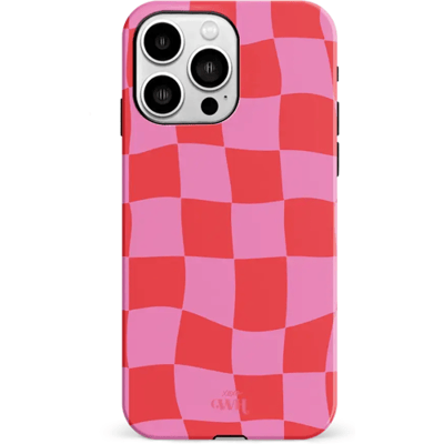 xoxo Wildhearts Drunk In Love - Double Layer - Hoesje geschikt voor iPhone 16 Pro hoesje - Blokjes print roze - Hardcase - Shockproof case - Dubbele beschermlaag - Beschermhoes met golvende print - Roze / Rood