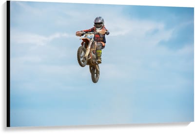 Canvas  - Motorcrosser in de Lucht - 120x80cm Foto op Canvas Schilderij (Wanddecoratie op Canvas)