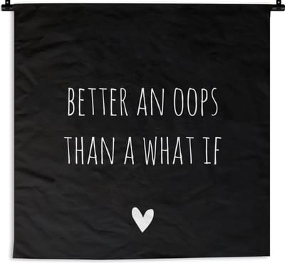 Wandkleed - Wanddoek - Engelse quote "Better an oops than a what if" met een hartje op een zwarte achtergrond - 60x60 cm - Wandtapijt