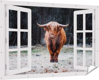 Gards Tuinposter Doorkijk Schotse Hooglander bij het Bos - 180x120 cm - Tuindoek - Tuindecoratie - Wanddecoratie buiten - Tuinschilderij