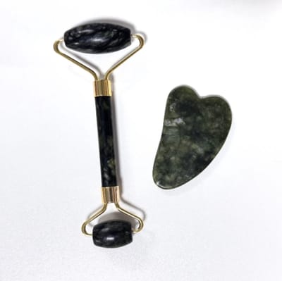 Gua Sha Schraper & Gezichts-IJsroller Set – Natuurlijke Huidverzorging – Gezichtsmassage – Anti-Aging – Rozenkwarts/Jade Roller – Tegen Wallen, Fijne Lijntjes & Opgeblazen Gezicht – Groen -Luxe Beauty Tool