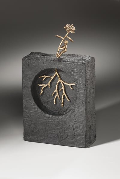 sculptuur sterkte meting - kind trekt aan plant