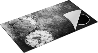 Chefcare Inductie Beschermer Bloemkolen op een Grijze Tafel - Zwart Wit - 95x50 cm - Afdekplaat Inductie - Kookplaat Beschermer - Inductie Mat