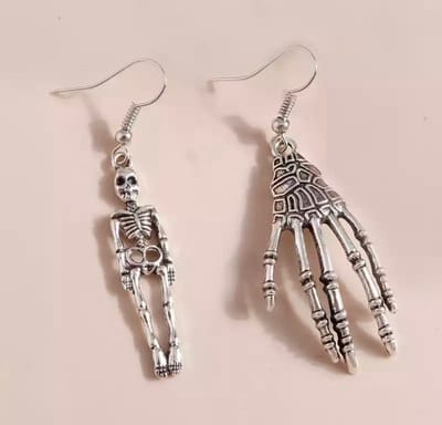 Akyol - skelet oorbellen – zilverkleurig - skelet - Cadeau -skelet en hand sieraad - oorbel skelet- halloween oorbellen - Halloween -trick or treat - Sieraad - skelet - griezelig - carnaval -horror - oorhangers halloween - sieraad voor meisjes –