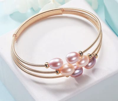 N3 Collecties Hoogwaardige, trendy dames armband met natuurlijke zoetwaterparels in gemengde kleuren en verguld goud.