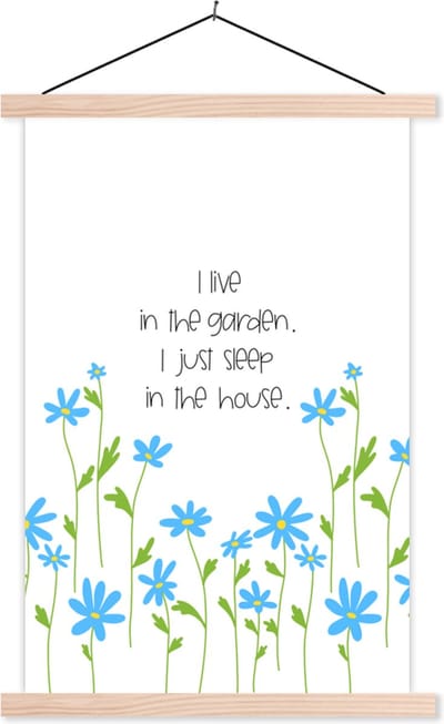 Posterhanger incl. Poster 40x60 cm - Schoolplaat - Quotes - Spreuken - I live in the garden I just sleep in the house - Textielposter - Blanke latten