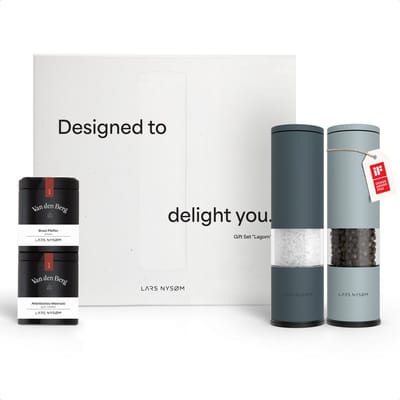 LARS NYSØM Zout- en Pepermolen Geschenkset Lagom - 2 Handmatige Keramische Molens met 2 Kruidenpotjes (Zout & Peper) van Van den Berg - Ideaal Cadeau in Elegante Geschenkdoos (Stone Blue/Sky Blue)