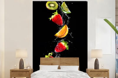 Behang - Fotobehang Fruit - Water - Zwart - Stilleven Aardbei - Kiwi - Breedte 200 cm x hoogte 300 cm