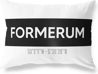Tuinkussen FORMERUM - FRIESLAND met coördinaten - Buitenkussen - Bootkussen - Weerbestendig - Jouw Plaats - Studio216 - Modern - Zwart-Wit - 50x30cm
