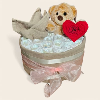 Luxe Luiertaart 1-Laags met Premium Pampers, rode Longlife Roos in de vorm van een hart, Hydrofiele Doek, Spuugdoekje en Superzacht Beertje: Het Perfecte kraam cadeau