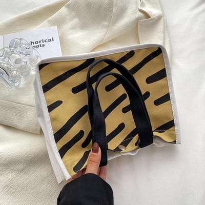 Version coréenne du sac à main en toile simple pour femmes. Les nouvelles étudiantes haut de gamme transportent de manière polyvalente de petits sacs carrés lorsqu'elles sortent en cours. brown