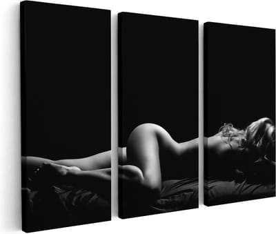 Artaza Canvas Schilderij Drieluik Vrouw Naakt in Bed - Erotiek - Zwart Wit - 180x120 cm - Groot - Wanddecoratie Woonkamer - Schilderijen - Muurdecoratie