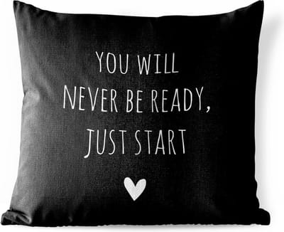 Tuinkussen - Engelse quote "You will never be ready, just start" met een hartje op een zwarte achtergrond - 40x40 cm - Weerbestendig