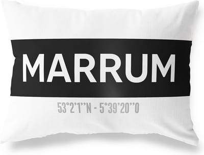Tuinkussen MARRUM - FRIESLAND met coördinaten - Buitenkussen - Bootkussen - Weerbestendig - Jouw Plaats - Studio216 - Modern - Zwart-Wit - 50x30cm
