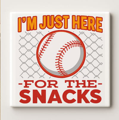 Ik Ben Alleen Hier voor de Snacks Honkbal Tegel 15x15 cm – Grappige Sport Muurdecoratie – Perfect Cadeau voor Honkbalfans & Snackliefhebbers
