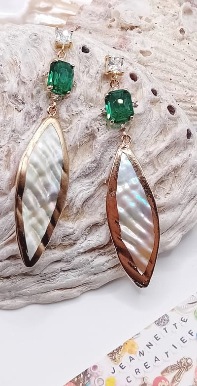 Jeannette-Creatief® - Shell - Bling - Oorhangers - Oorbellen - Schelpen - Schelp Oorbellen - Parelmoer Oorbellen - Statement Oorbellen - RVS - Goudkleurig - IBIZA Chic – Boho Chic – Bohemian – Bohemien - Ibiza Style