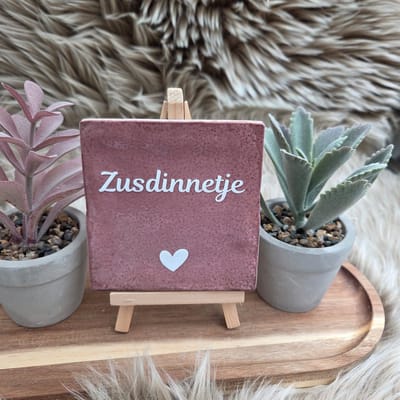 Robuust Wenstegeltje – Zusdinnetje – 10x10 cm – Lief Cadeau voor Zus of Beste Vriendin – Stijlvolle Wanddecoratie met Betekenis – Trendy nu – Decoratief Tegeltje met Standaard – Cadeau Idee