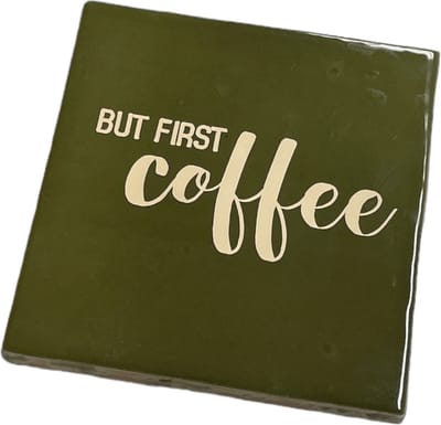 Hippe tegeltje met tekst: But first coffee | Olijfgroen met beige | Gepersonaliseerde cadeau | Hippe Spreuktegel | Nieuwe woning cadeau | Housewarming cadeau | Quote tegeltje met Koffie coffee