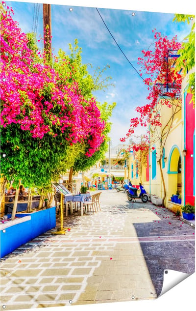 Gards Tuinposter Kleurrijke Straat op het Eiland Kos, Griekenland - 120x160 cm - Tuindoek - Tuindecoratie - Wanddecoratie buiten - Tuinschilderij