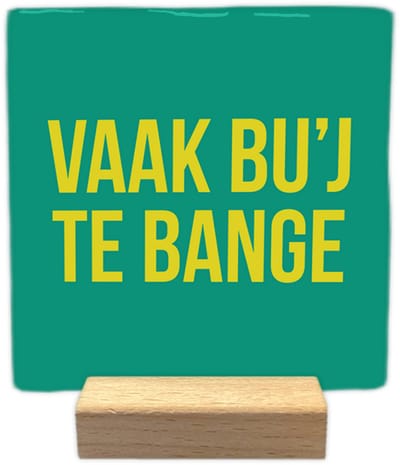 Vaak bu'j te bang - Keramische decoratie tegel - incl. houten presenteerblok