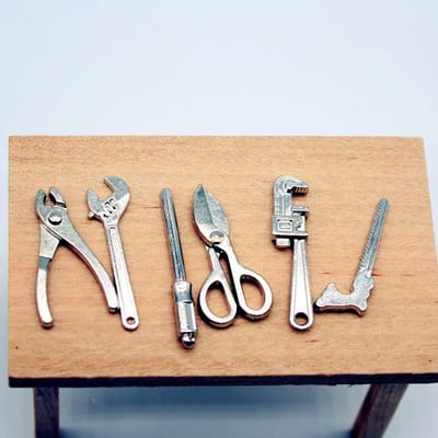 5 stuks 1:12 Mini Legering Gereedschapset Verstelbare Sleutel en Tang Reparatie Scène Decoraties Poppenhuis Decoratie en Speelgoed Cadeau Hoge Kwaliteit beige