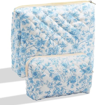 Set van 2 Make-up Tassen met Initialen, Gequilt Bloemmotief, Perfect voor Reizen, Bruidsmeisjes en Dagelijks Gebruik, Inclusief Kleine Penseel Etui, Stijlvol en Praktisch