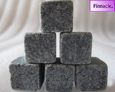 Finnacle - Whiskey Stones - Natuursteen Whiskey Stenen - IJsblokjes - Fluwelen Opbergzak (set van 6)