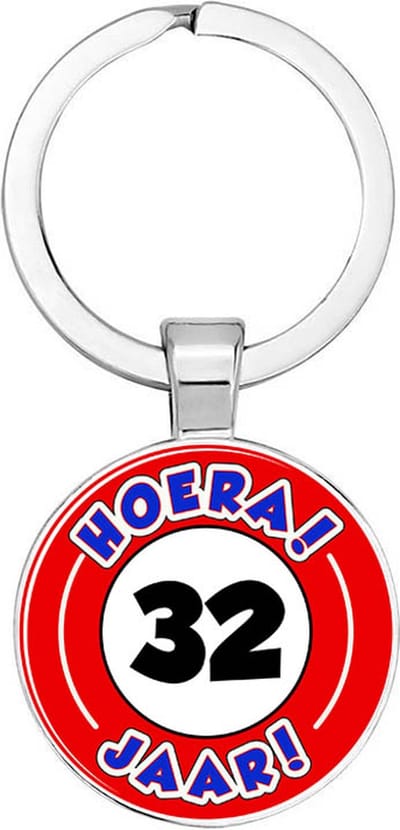 Akyol - Hoera 32 jaar Sleutelhanger - hoera 32 jaar - 32 geworden - gefeliciteerd - verjaardagscadeau - klein kadootje - gift - geschenk - 2,5 x 2,5 CM
