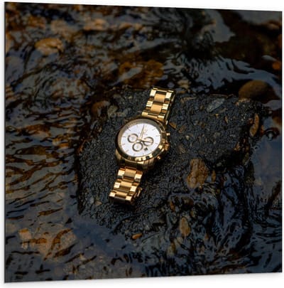 Dibond - Goude Horloge op Waterige Steen - 100x100cm Foto op Aluminium (Met Ophangsysteem)