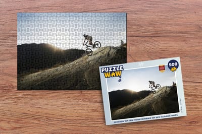Puzzel Persoon op een mountainbike op een gladde rots - Legpuzzel - Puzzel 500 stukjes