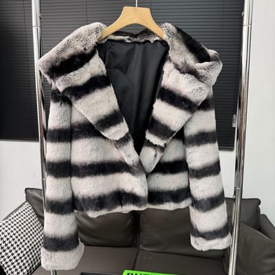 Veste à capuche en fourrure écologique pour femme, nouvelle collection hiver, verte, violette et bleue, imitation chinchilla, rayée noire et blanche, style court M black