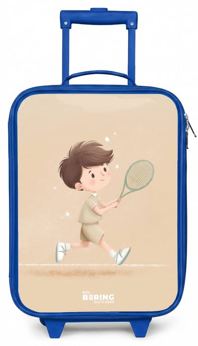 NoBoringSuitcases.com® - Kinderkoffer blauw - Kindertrolley jongen - Jongen speelt tennis op zandkleurige achtergrond - Koffer kind lichtgewicht - Reiskoffer trolley voor kinderen - Koffertje met lichtgevende wieltjes - Rolkoffer