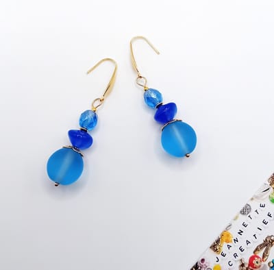 Jeannette-Creatief® - Chique - Bleu Glass Earrings - Oorhangers met Glaskralen - Oorbellen Dames - Tsjechische Glaskralen - Tzech Glassbeads - Facet Glaskralen - Oorbellen - Blauwe Oorbellen - RVS Oorbelhaakjes - Koningsdag - Koningsblauw