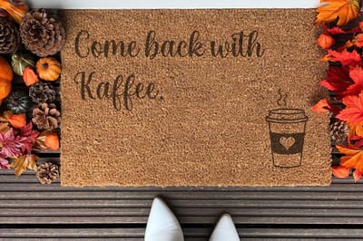 Come Back With Kaffee | 90x60 cm | Nieuwe huis cadeau | Ingangsmat | Deurmat met stijl | Verhuizing cadeau | Praktisch & trendy | Perfect voor binnenkomst | Cadeau voor nieuwe woning