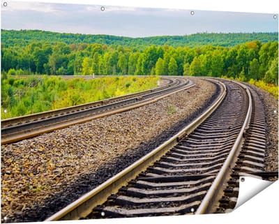 Gards Tuinposter Rails Spoorwegen in een Bocht - 150x100 cm - Tuindoek - Tuindecoratie - Wanddecoratie buiten - Tuinschilderij
