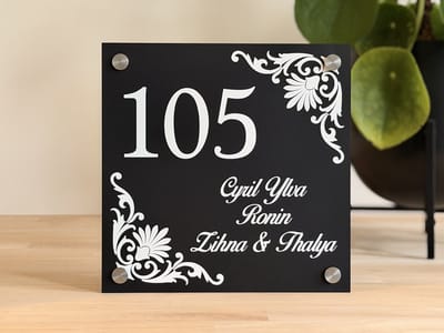 Naambordje | Huisnummerbord | Klassiek | Barok | 20x20cm | Matzwart | rvs afstandhouders | Huisnummer | Naamplaat