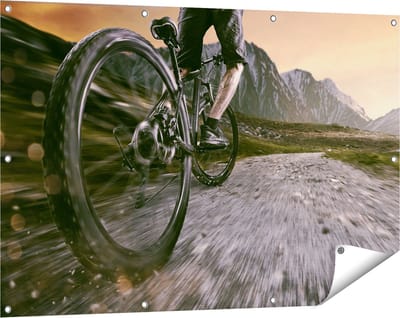 Gards Tuinposter Moutainbike Fietser in de Bergen - 120x80 cm - Tuindoek - Tuindecoratie - Wanddecoratie buiten - Tuinschilderij