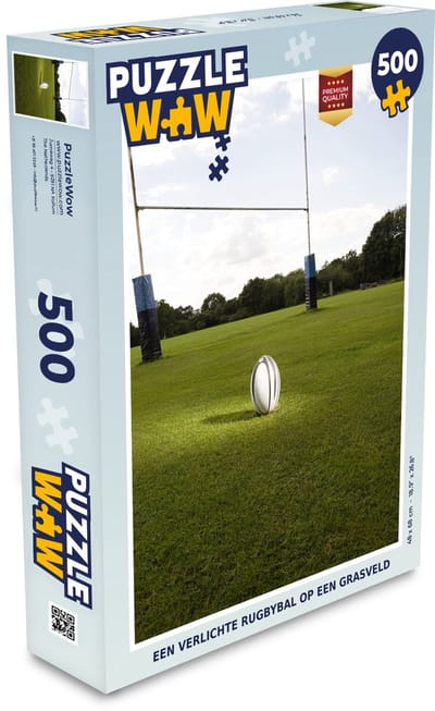 Puzzel Een verlichte rugbybal op een grasveld - Legpuzzel - Puzzel 500 stukjes