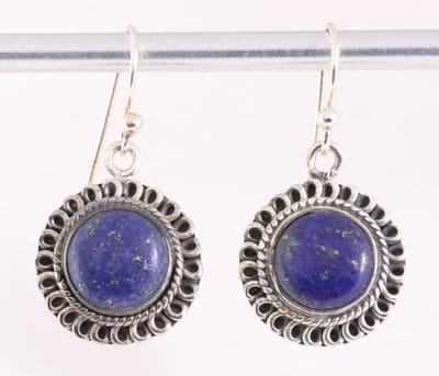 Ronde bewerkte zilveren oorbellen met lapis lazuli