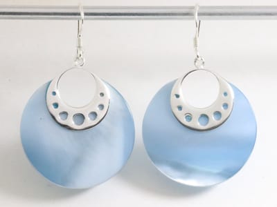 Zilveren oorbellen met grote ronde blauwe schelp